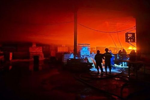 Nhà xưởng rộng 400 m2 cháy ngùn ngụt ở Bình Định