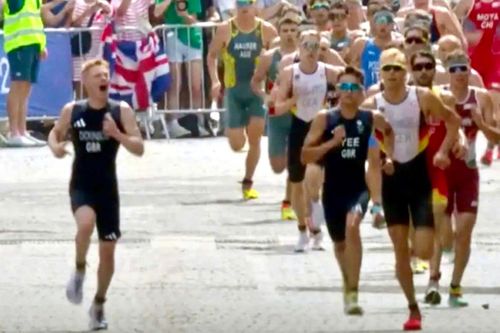 VĐV bỏ đua để cổ vũ bạn tại Olympic