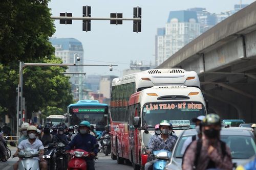 Phân luồng xe khách, duy trì trật tự trên đường Phạm Hùng