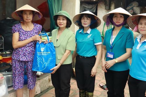 Phụ nữ Hà Nội hỗ trợ người dân vùng ngập úng tại huyện Chương Mỹ