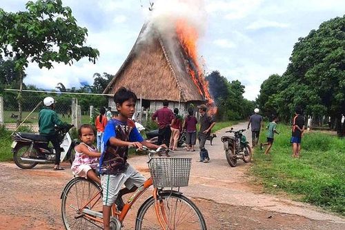 Gia Lai: Nhà rông làm bằng gỗ quý bị lửa thiêu rụi