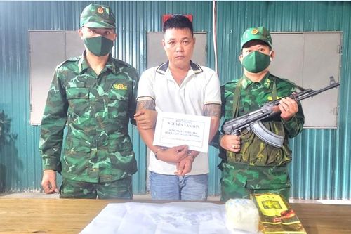 Bộ đội Biên phòng Quảng Bình bắt đối tượng lái xe vận chuyển 1kg ma túy qua biên giới