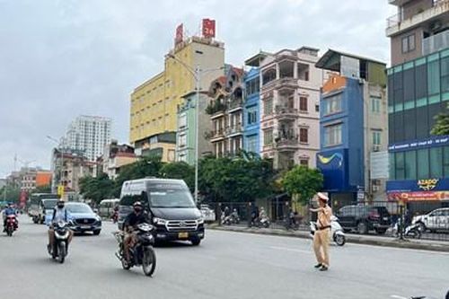Cảnh sát giao thông ghi hình xử lý xe 'rùa bò', giải quyết ùn ứ cửa ngõ phía Nam Thủ đô