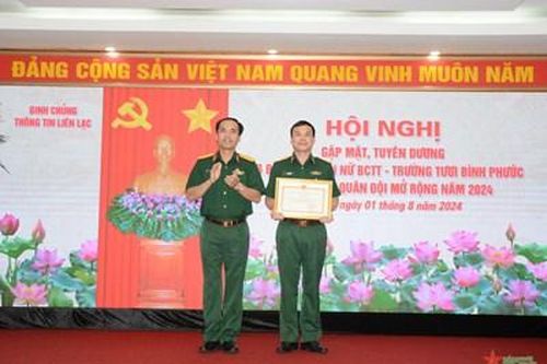 Tuyên dương Câu lạc bộ Binh chủng Thông tin vô địch Giải bóng chuyền Cúp Quân đội mở rộng 2024