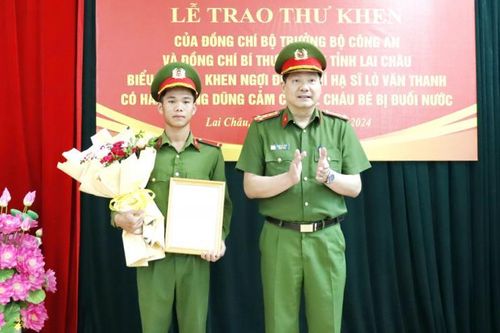 Trao thư khen chiến sỹ nghĩa vụ Công an dũng cảm cứu sống 2 cháu bé bị đuối nước
