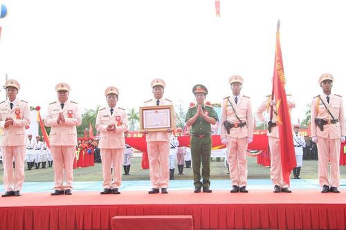 Trung đoàn Cảnh sát cơ động Trung bộ đón nhận Huân chương Chiến công hạng Ba