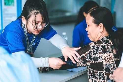 Sinh viên trường ĐH Khoa học Sức khỏe khám bệnh, phát thuốc miễn phí cho người dân Bến Tre