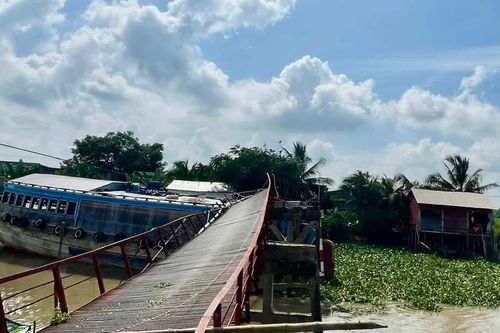 Ghe 36 tấn tông lệch cầu ở Long An