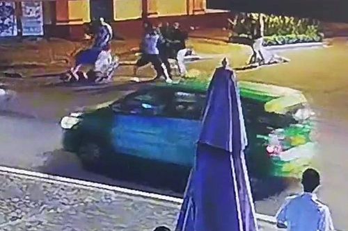 Bắt giữ nhóm người nước ngoài gây rối trật tự công cộng