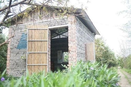 Độc đáo ngôi nhà xây từ 8.800 vỏ chai nhựa giữa Hà Nội