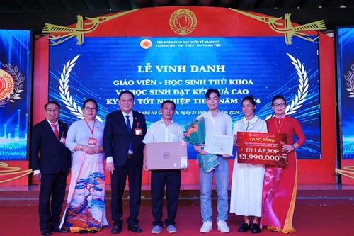 Khen thưởng học sinh đạt thành tích xuất sắc trong kỳ thi tốt nghiệp THPT