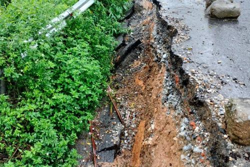 Tỉnh lộ 166 ở Yên Bái sụt lún nguy hiểm, có điểm sạt 1/2 mặt đường