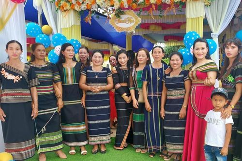 Yêu buôn làng thông qua những trang phục thổ cẩm