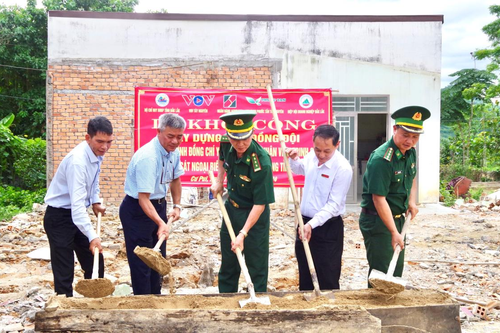 Xây tặng nhà, khám bệnh, cấp phát thuốc miễn phí cho hộ nghèo, quân nhân có hoàn cảnh gia đình khó khăn