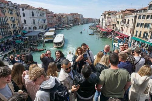 Thành phố Venice giới hạn quy mô đoàn du lịch và cấm loa phóng thanh