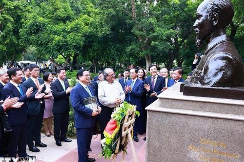 Thủ tướng Phạm Minh Chính dâng hoa tại tượng Bác Hồ ở Thủ đô New Delhi, Ấn Độ