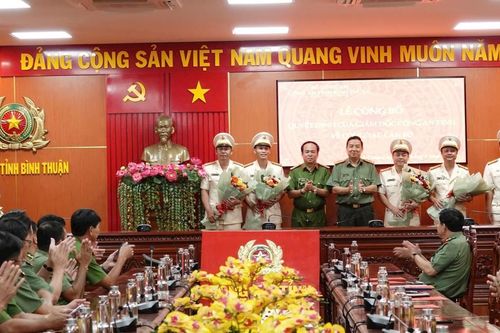 Công an tỉnh Bình Thuận trao quyết định luân chuyển hàng loạt lãnh đạo trực thuộc
