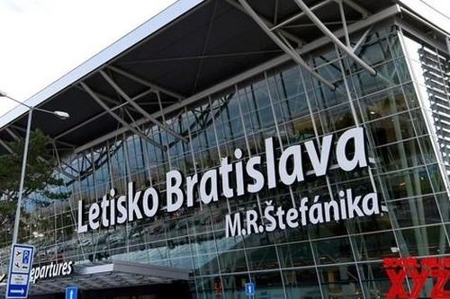 Khẩn cấp sơ tán khách ở sân bay Slovakia