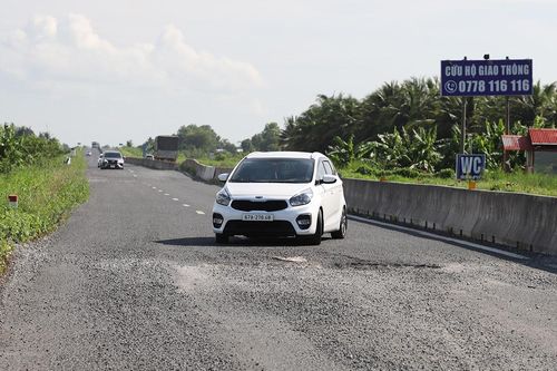 Cao tốc Lộ Tẻ - Rạch Sỏi đầy ổ gà chỉ sau 3 năm khai thác
