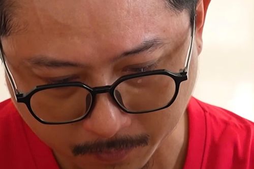 Hứa Minh Đạt bật khóc khi đọc thư của mẹ trong 'Nhà mình có nhau'
