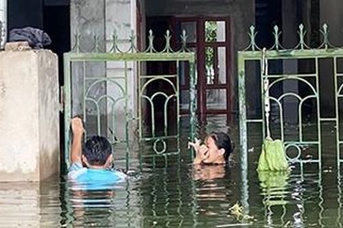 6 ngày không ngủ ở nhà, thức đến 1h sáng trông xe miễn phí giúp dân vùng lụt