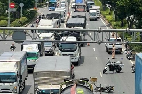 Nam thanh niên tử vong sau va chạm giao thông, quốc lộ qua TPHCM ùn tắc 3km