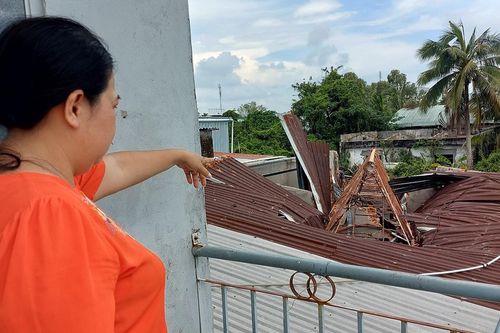 Trụ ăng-ten đài phát thanh đổ đè dãy nhà trọ, 1 người bị thương