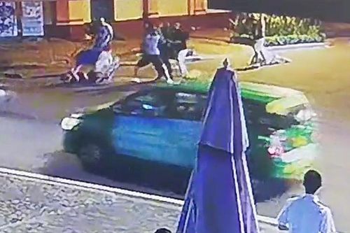 Bắt tạm giam nhóm Việt kiều xô xát đánh người từ quán bar ra ngoài đường ở TPHCM
