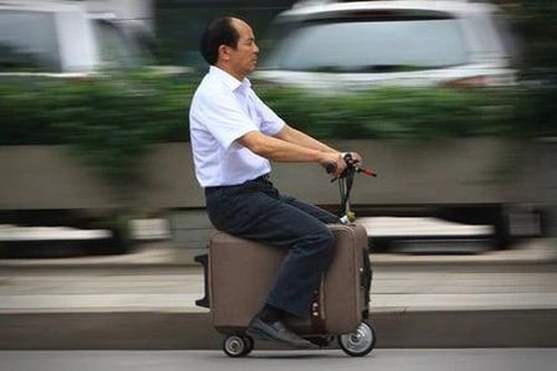 Di chuyển bằng vali điện phải có... bằng lái