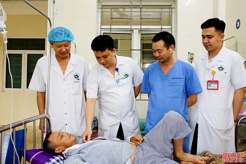 Cứu sống bệnh nhân bị tấm tôn cắt đứt tĩnh mạch cảnh ở cổ