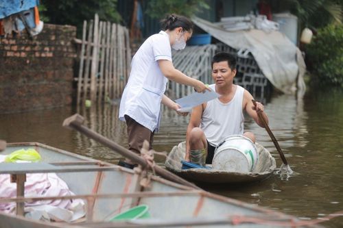 Hà Nội: Dồn sức hỗ trợ người dân nơi 'rốn lũ'