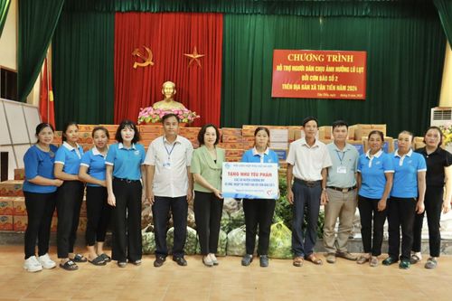 Hội Liên hiệp Phụ nữ Hà Nội tặng quà người dân vùng lũ Chương Mỹ