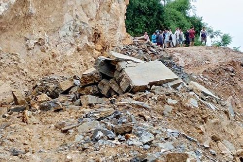 Bản tin 1/8: Hai bố con tử vong do bị đá lăn trúng khi đang di chuyển trên đường