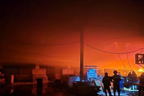 Bình Định: Cháy ở xưởng gỗ, gần 100 cán bộ, chiến sĩ tham gia dập lửa