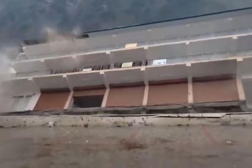 Clip: Khoảnh khắc tòa nhà bất ngờ đổ sụp xuống sông do mưa lớn