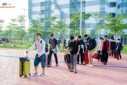 Sống ở 5 thành phố lớn suốt thời đại học mà vẫn lên lớp đầy đủ, đặc quyền chỉ SV trường này có