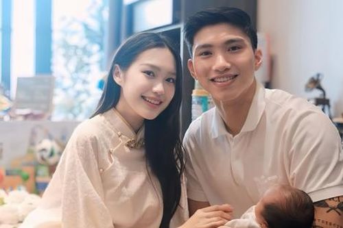 Vợ Đoàn Văn Hậu chưa dám khoe dáng sau khi sinh con