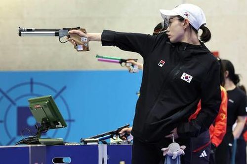 Nữ xạ thủ gây sốt Olympic 2024 với khoảnh khắc 'chị đại', đến Elon Musk phải khen