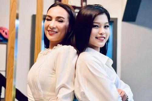 Tuyết Nhung tặng món quà đặc biệt cho mẹ nuôi Phi Nhung?