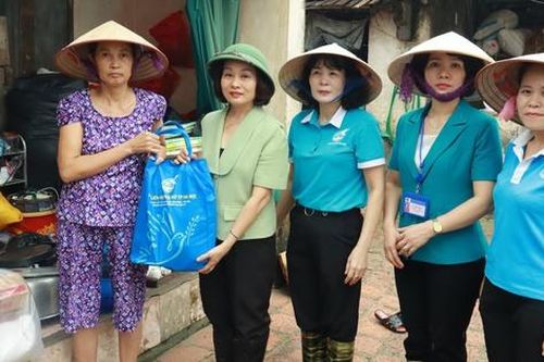 Hội LHPN Hà Nội thăm và tặng nhu yếu phẩm cho bà con vùng lũ Chương Mỹ