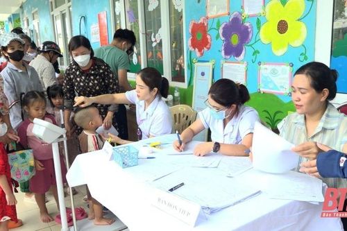 Bệnh viện Nhi Trung ương khám bệnh, tặng quà và phát thuốc miễn phí cho hơn 600 trẻ em huyện Vĩnh Lộc