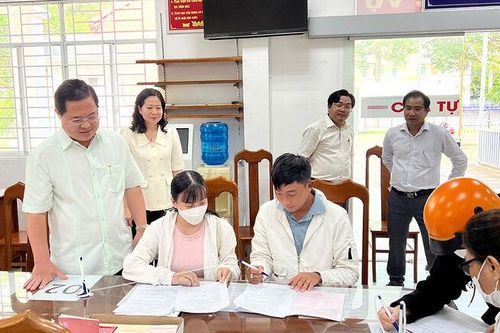 Bí thư Thành ủy Long Xuyên Huỳnh Quốc Thái kiểm tra tình hình hoạt động Bộ phận tiếp nhận và trả kết quả thủ tục hành chính