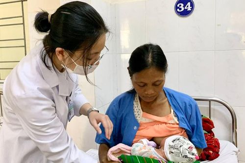 Nuôi con bằng sữa mẹ để nâng cao thể trạng trẻ sơ sinh