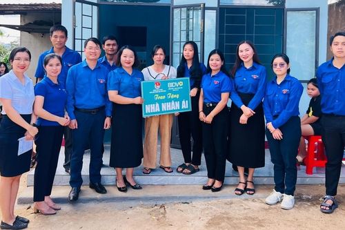 Bàn giao nhà nhân ái cho học sinh Trường THPT Nguyễn Chí Thanh