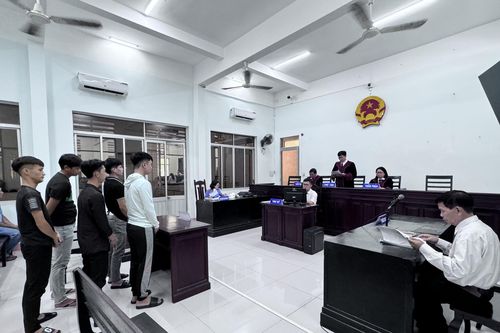 Gây rối trật tự công cộng, 13 thanh niên vào tù