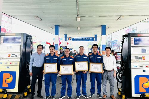 Công ty Xăng dầu Phú Khánh:: Khen thưởng đột xuất 4 nhân viên kịp thời chữa cháy