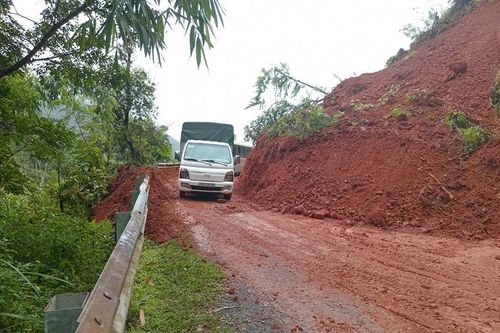 Sạt lở làm nhiều xã biên giới trong tỉnh bị chia cắt tạm thời