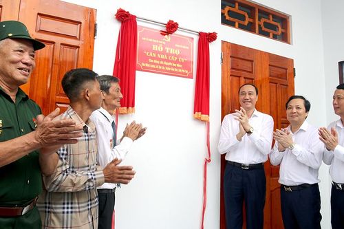 Bàn giao 'Căn nhà cấp ủy' tại huyện Cẩm Khê
