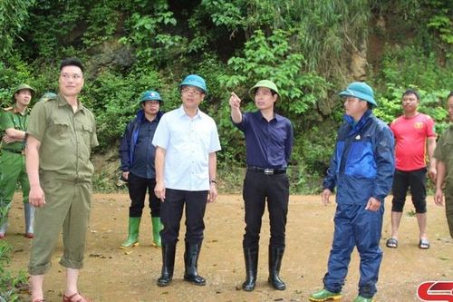 Đồng chí Chủ tịch UBND tỉnh kiểm tra tình hình ngập úng tại xã Chiềng Đen