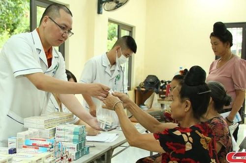Khám, phát thuốc miễn phí cho 200 người dân vùng bị ảnh hưởng mưa lũ xã Mường Bú